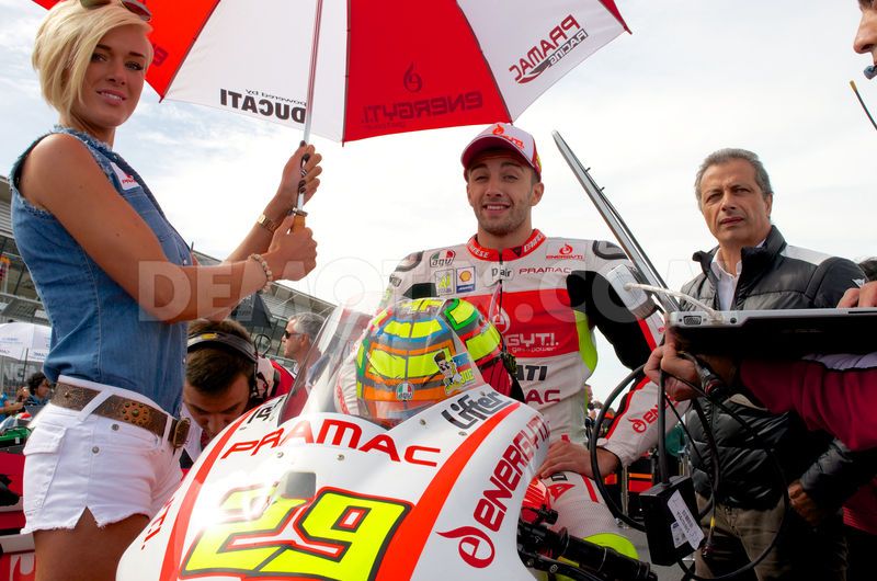 1378848921-motogp-grid-girls-waiting-with-riders-for-start-of-silverstone-race_2640398.jpeg