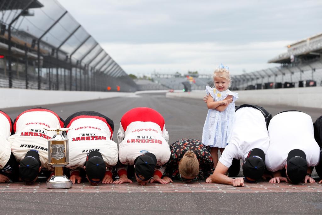 2 Kez Indy 2018 Kissing Bricks NOT Scarlett.jpg