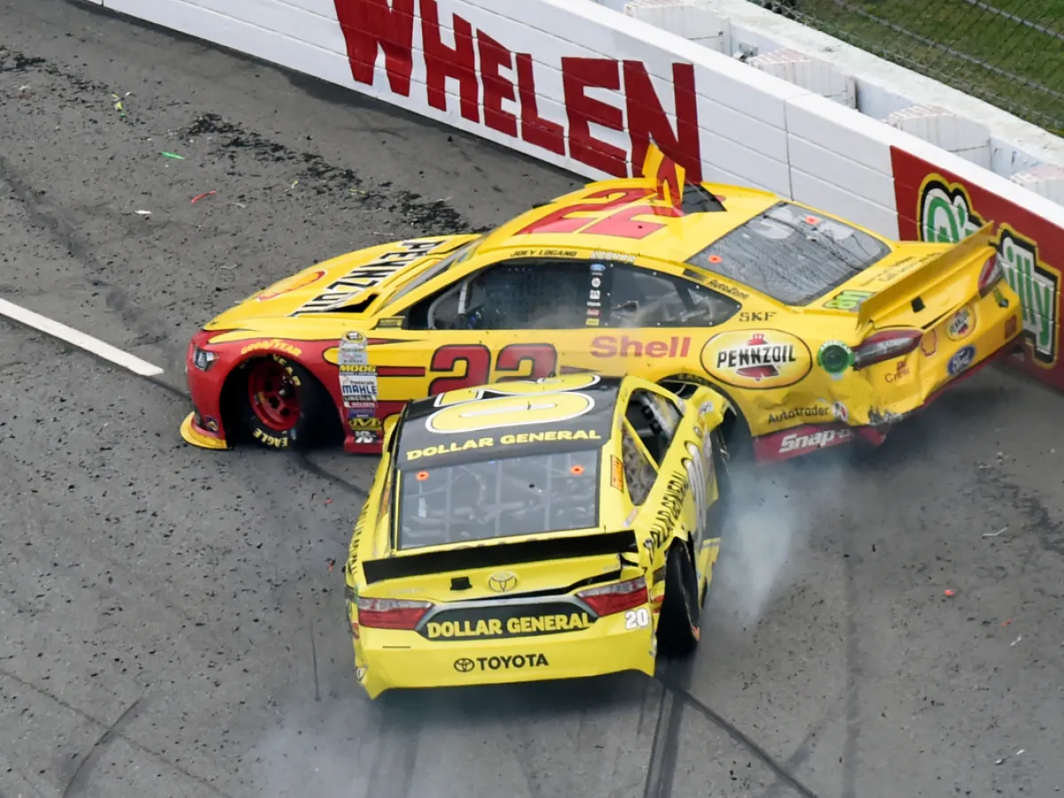22 Logano 20 Kenseth 2015 Martinsville.webp