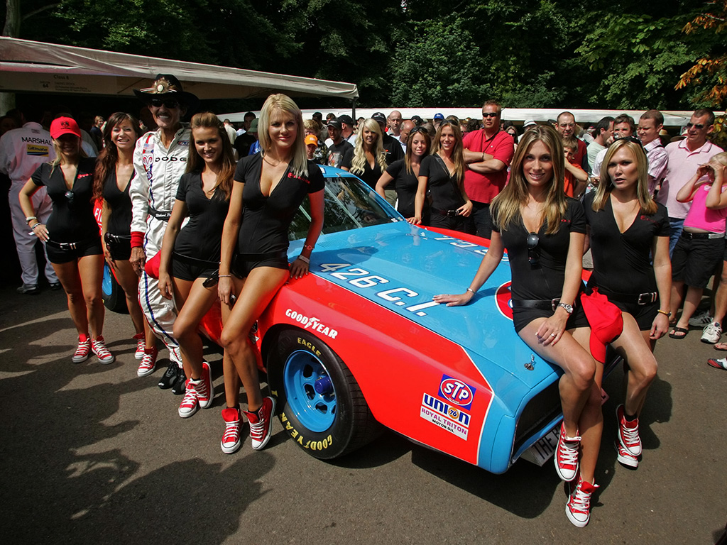 43-dodge-charger-nascar-race-car-girls-1024x768-wallpapers.jpg