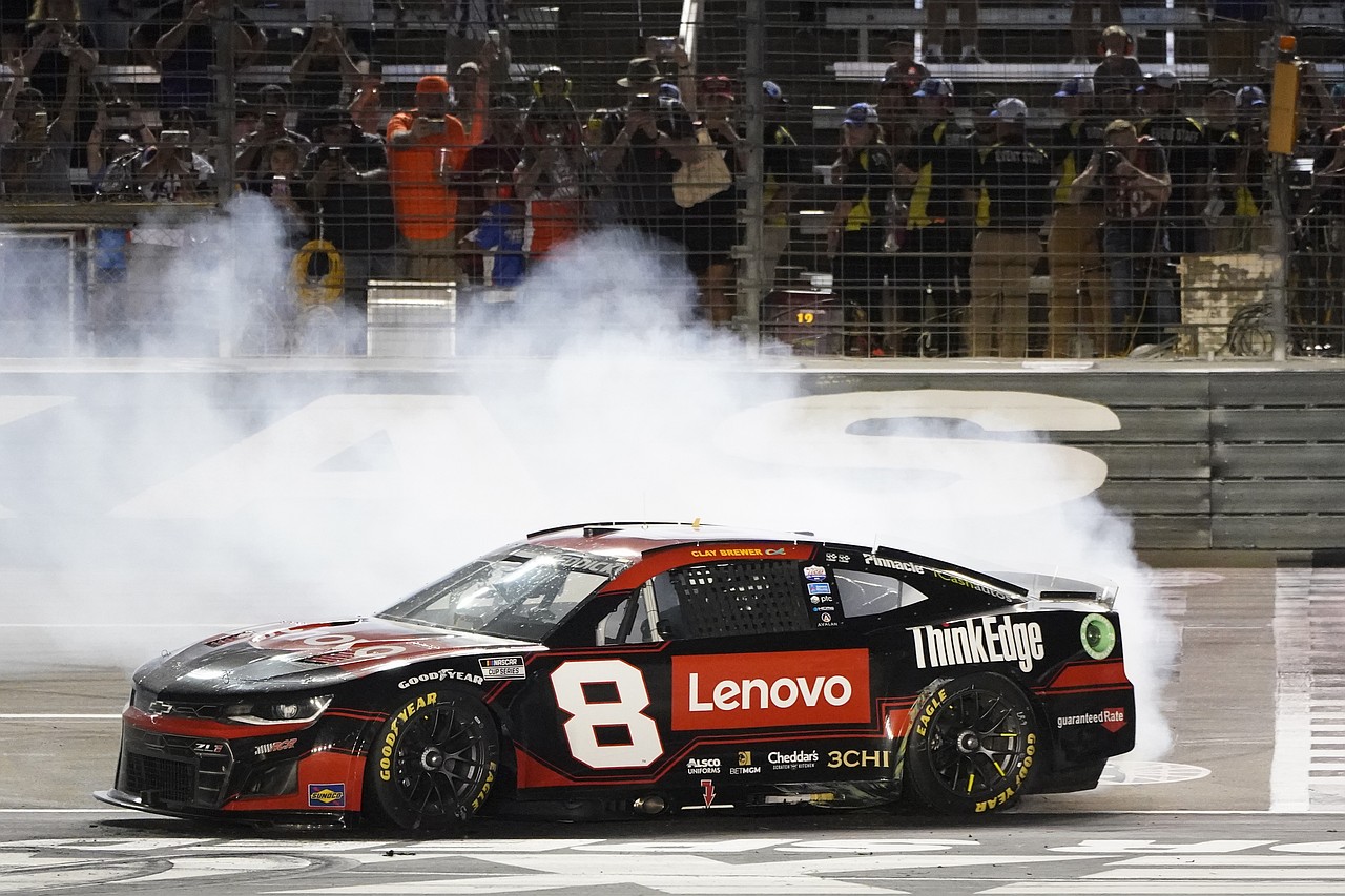 8 Tyler Reddick RCR wins Texas Motor Speedway 2022.jpg