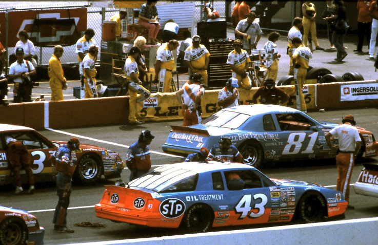 81ChetFillip23MichaelWaltrip43RichardPetty1986ChampionSparkPlug400.jpg