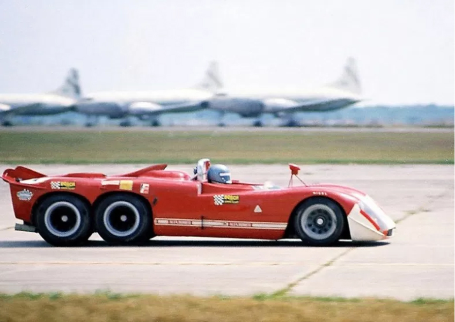 Alfa Romeo T33 6 12.jpg