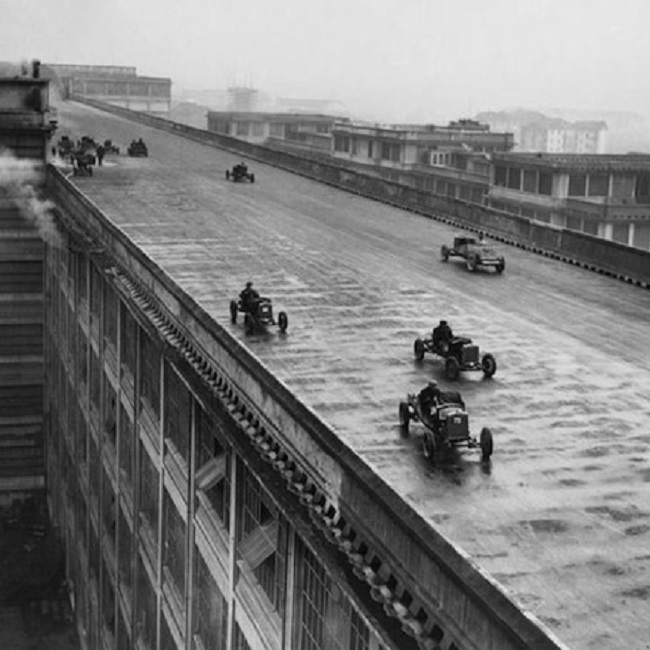 Car race on roof of Fiat Factory in italy 1923.jpg