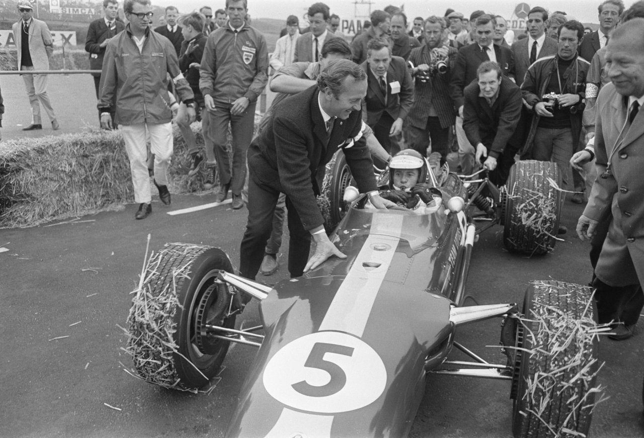 Clark_at_1967_Dutch_Grand_Prix_(6).jpeg