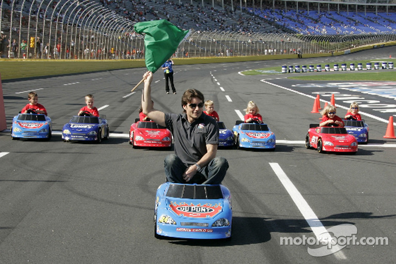 nascar-cup-all-star-2007-jeff-gordon-waves-the-green-flag-to-start-the-fisher-price-power.jpg