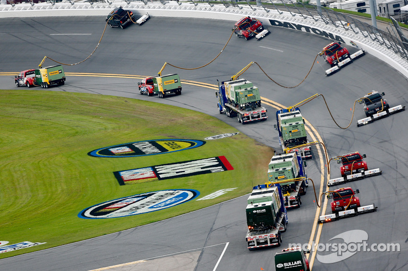 nascar-cup-daytona-500-2014-air-titans-try-to-dry-the-track-during-a-rain-delay.jpg