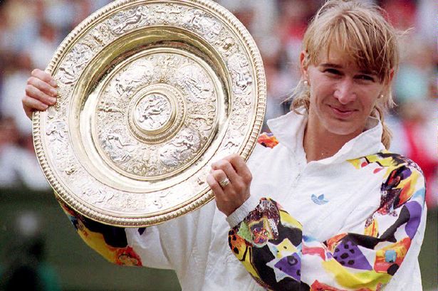 Steffi+Graf+shows+her+fifth+Wimbledon+trophy+03+July+1993.jpg