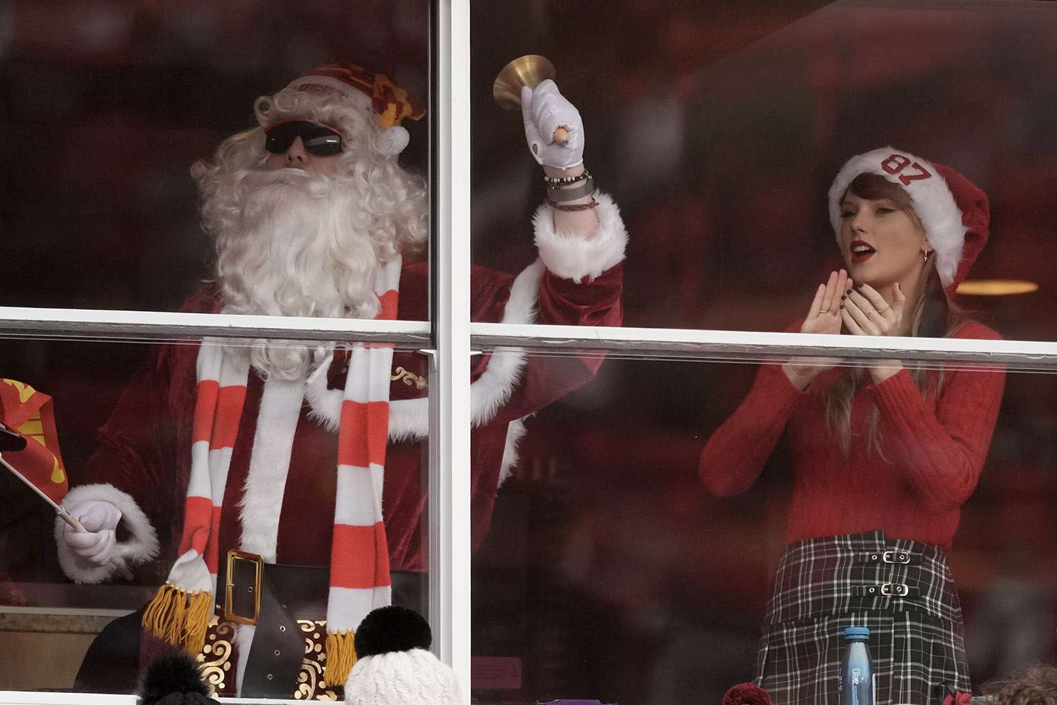 taylor-swift-travis-kelce-football-kansas-city-santa-122523-7480f8ab1fb24761a41416b0e0a91494.jpg